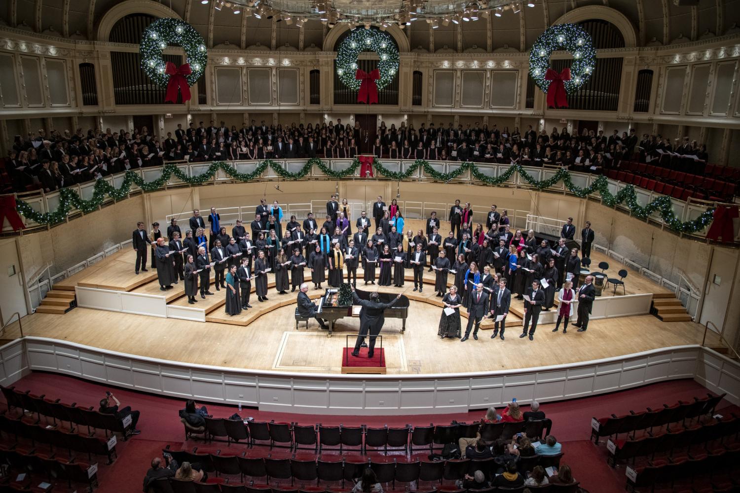 The <a href='http://62.m-y-c.net'>bv伟德ios下载</a> Choir performs in the Chicago Symphony Hall.